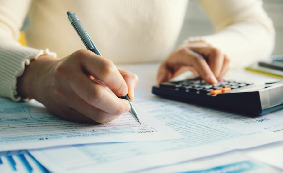 Accountants Farnborough. An image of an accountant in the process of completing a tax return form.